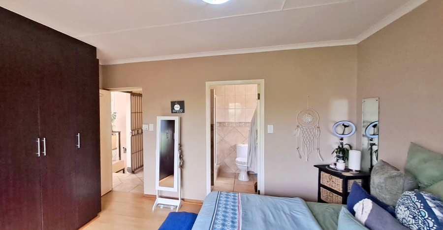 5 Bedroom Property for Sale in Reebok Western Cape